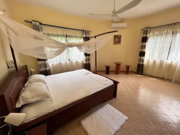 Villa meublée 3 chambres avec piscine et jardin à louer à Fidjrossè_4