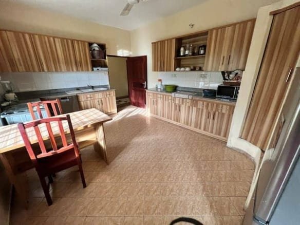 Villa meublée 3 chambres avec piscine et jardin à louer à Fidjrossè_8