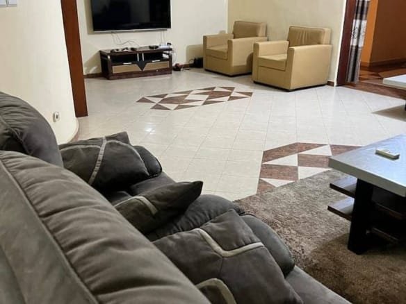 Villa meublée 3 chambres avec piscine et jardin à louer à Fidjrossè_9