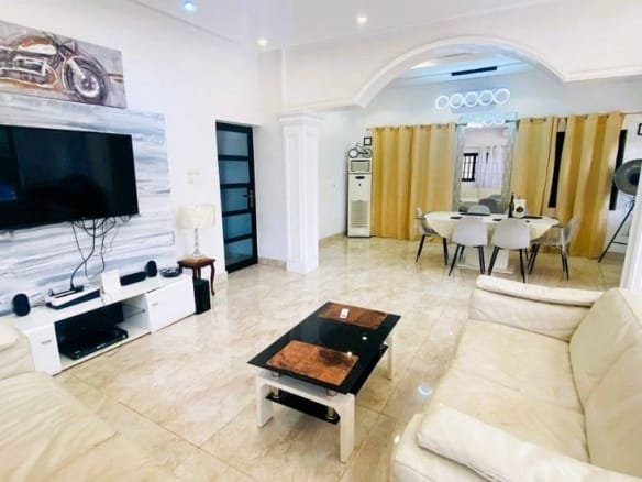 Villa meublée 5 ch avec piscine à louer à Fidjrossè Plage_2