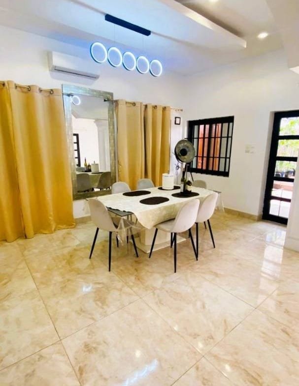 Villa meublée 5 ch avec piscine à louer à Fidjrossè Plage_9