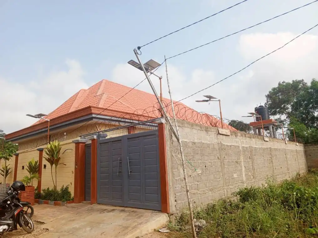 Luxueuse Maison locative neuve à vendre à Akassato