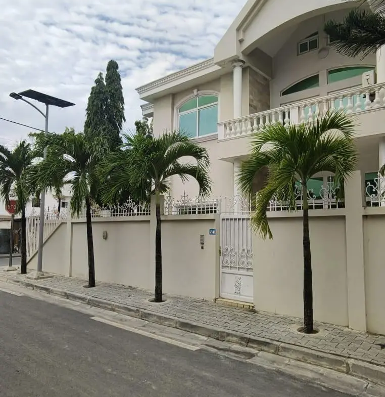 Villa 6 Chambres à louer à Haie Vive Cotonou _0