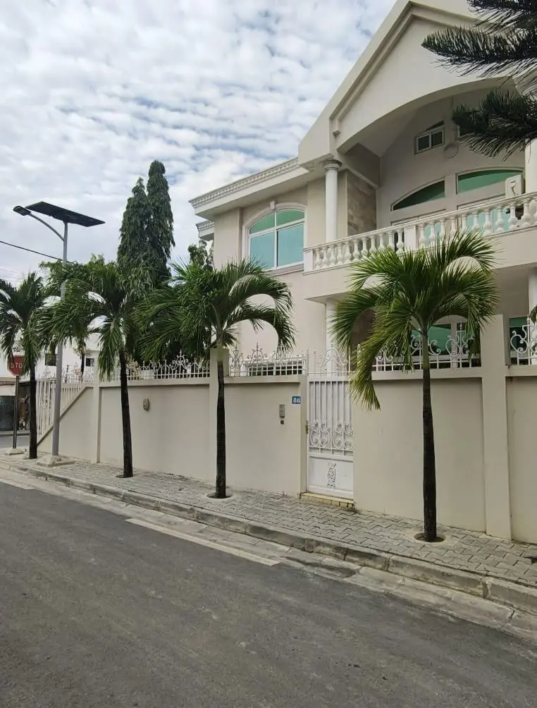 Villa 6 Chambres à louer à Haie Vive Cotonou _0