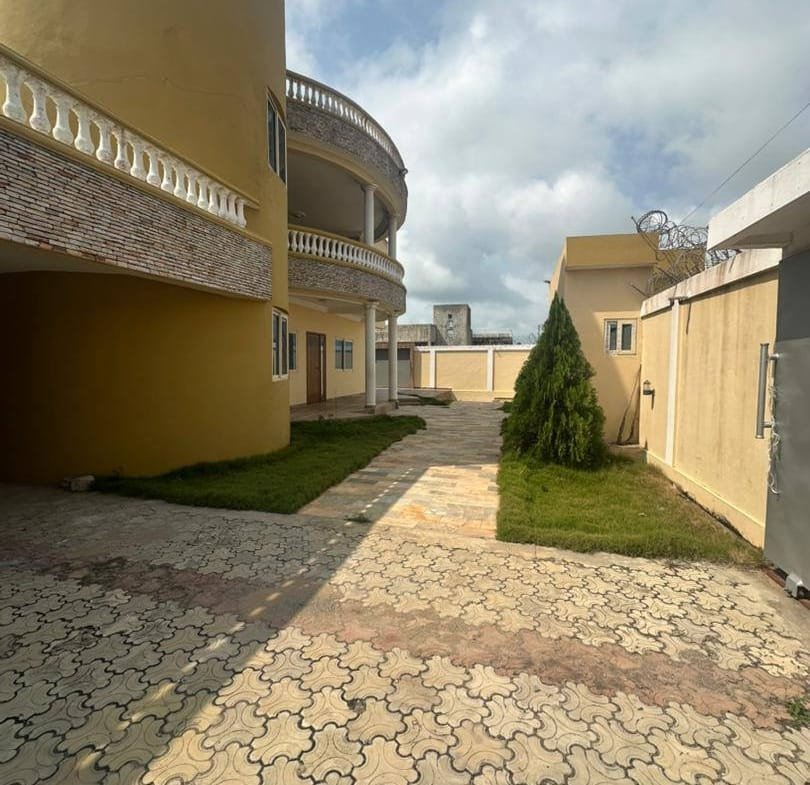 Villa avec piscine et vue mer à louer à Fidjrossè Togbin Plage - BENIN-IMMO