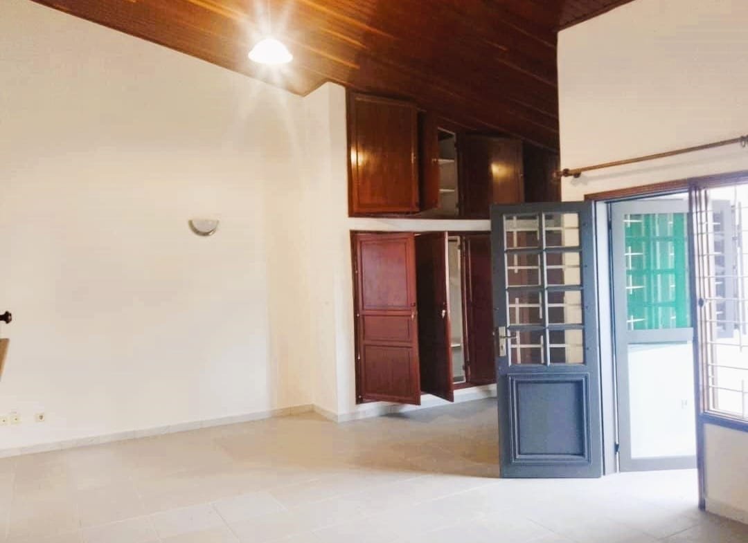 Villa duplex 4 chambres avec jardin à louer à Fidjrossè - BENIN-IMMO