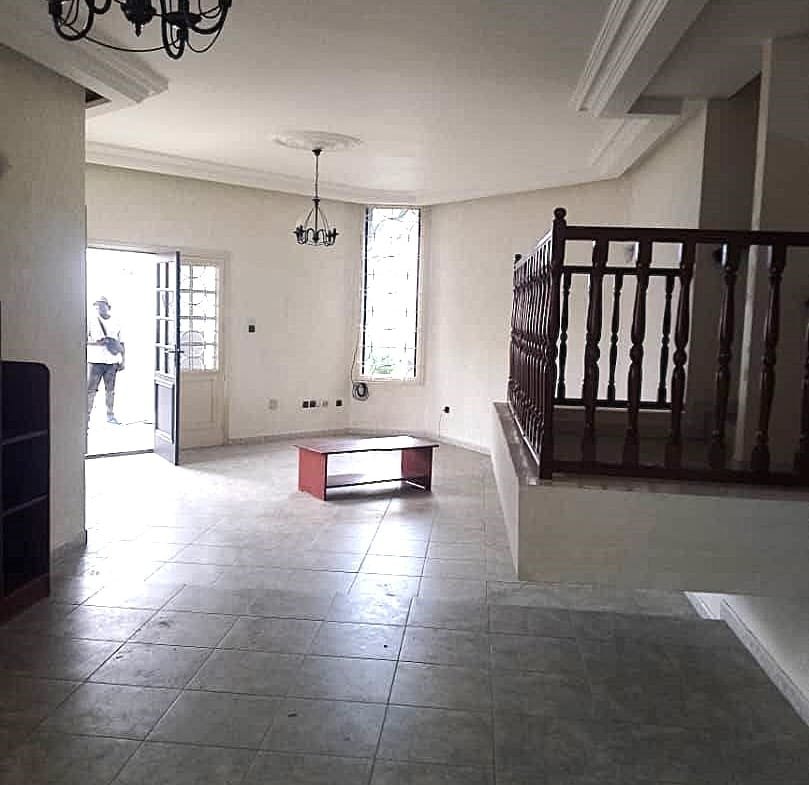 Villa duplex 4 chambres avec jardin à louer à Fidjrossè - BENIN-IMMO