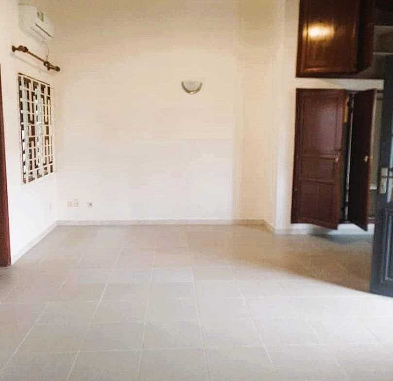 Villa duplex 4 chambres avec jardin à louer à Fidjrossè - BENIN-IMMO