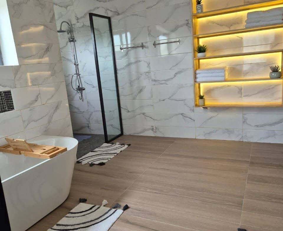 Villa meublée à louer avec piscine et jardin à Quartier Jak Cotonou - BENIN-IMMO