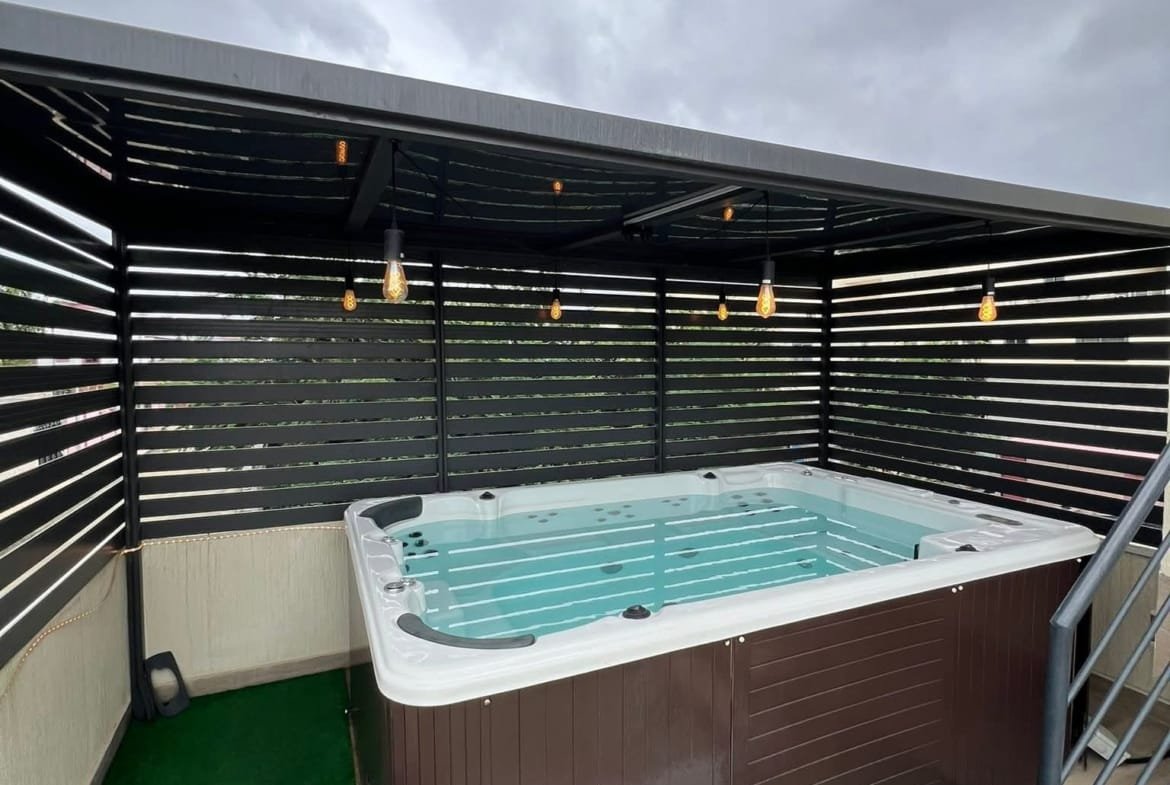 Villa meublée à louer avec piscine et jardin à Quartier Jak Cotonou - BENIN-IMMO