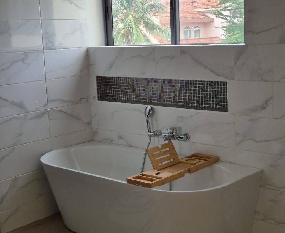 Villa meublée à louer avec piscine et jardin à Quartier Jak Cotonou - BENIN-IMMO