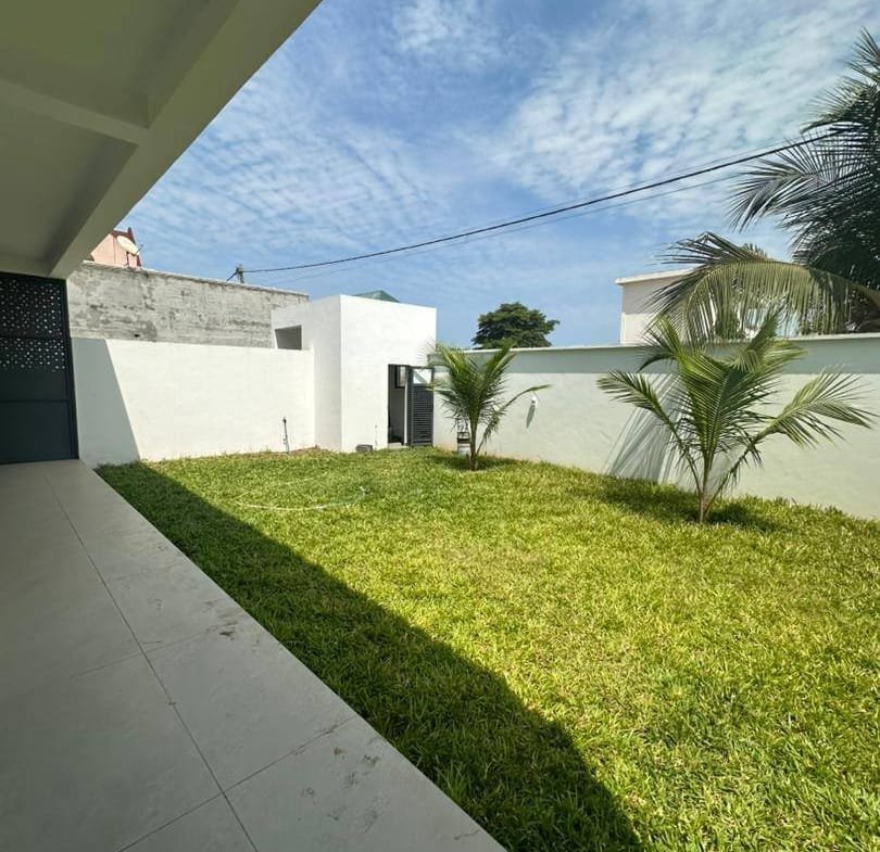 Villa moderne 4 chambres avec jardin à louer à Fidjrossè Plage