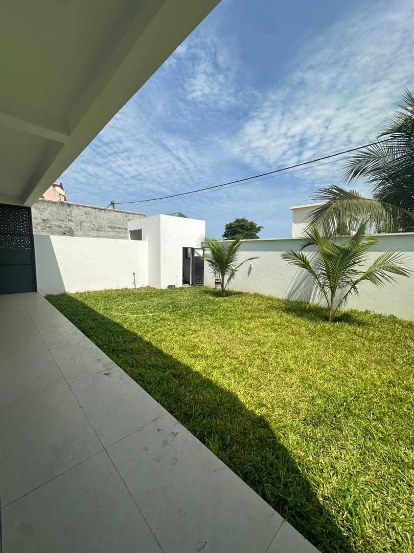 Villa moderne 4 chambres avec jardin à louer à Fidjrossè Plage