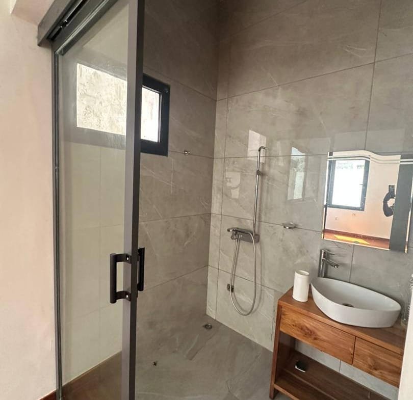 Villa moderne 4 chambres avec jardin à louer à Fidjrossè Plage - BENIN-IMMO