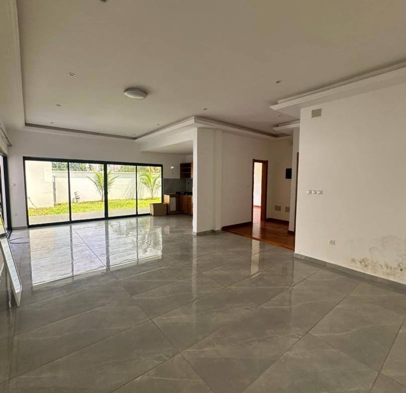 Villa moderne 4 chambres avec jardin à louer à Fidjrossè Plage - BENIN-IMMO