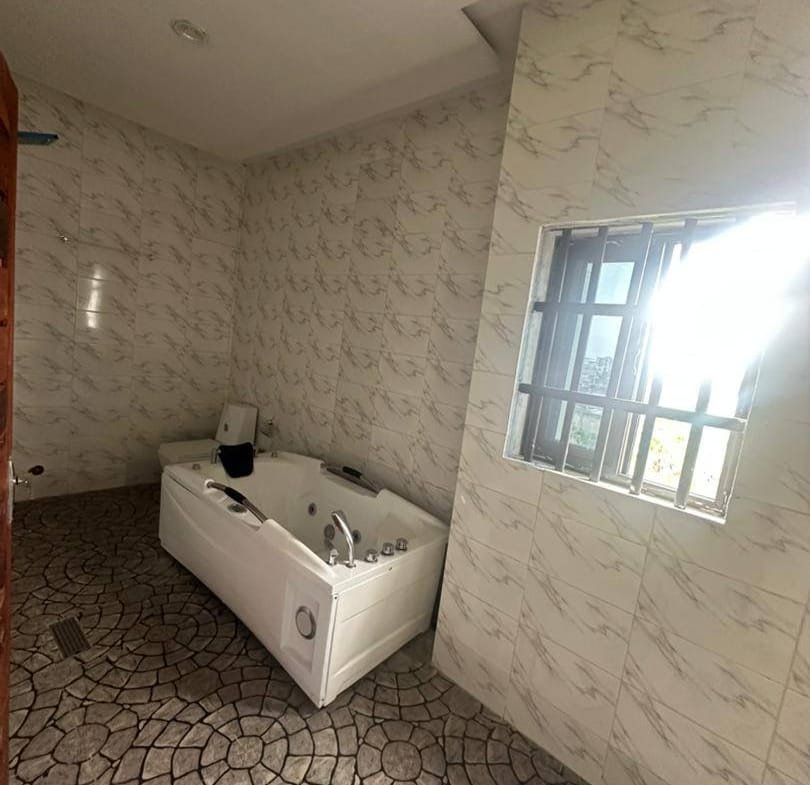 Appartement neuf 4 chambres avec jacuzzi à louer à Fidjrossè – Entrée personnelle - BENIN-IMMO