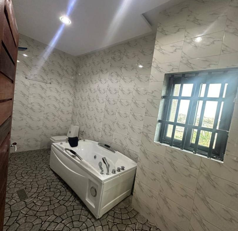 Appartement neuf 4 chambres avec jacuzzi à louer à Fidjrossè – Entrée personnelle - BENIN-IMMO