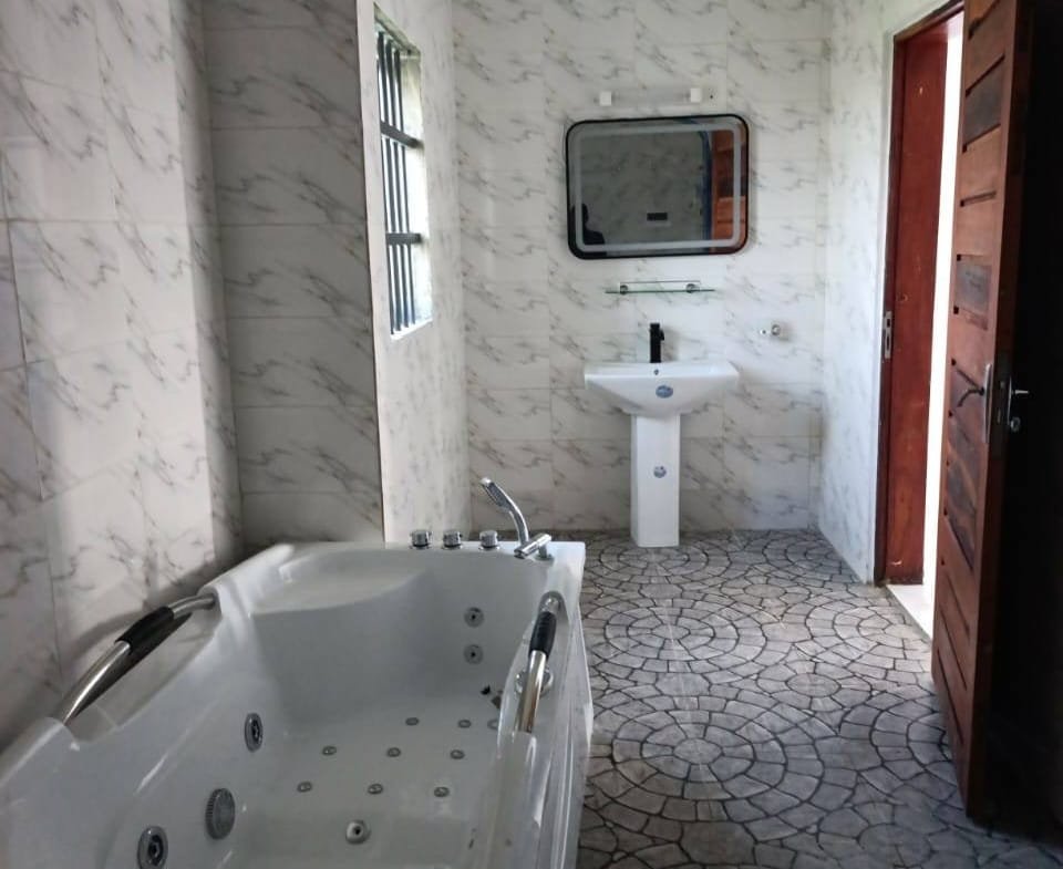 Appartement neuf 4 chambres avec jacuzzi à louer à Fidjrossè – Entrée personnelle - BENIN-IMMO