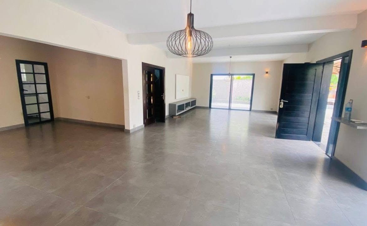 Belle villa avec piscine à vendre – Cotonou, Haie Vive Cocotiers - BENIN-IMMO