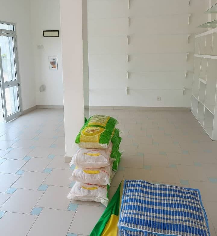 Grande boutique dallée à louer à Cadjehoun - BENIN-IMMO