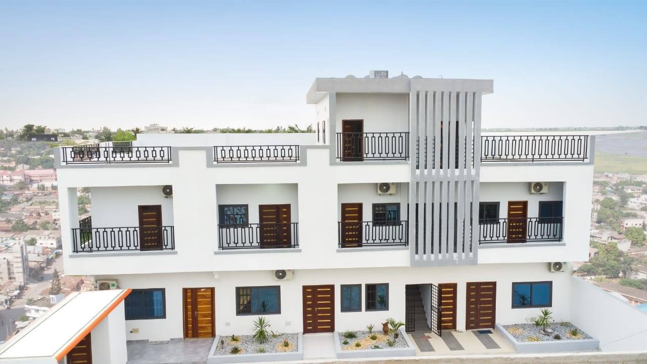 Immeuble locatif R+2 meublé à vendre à Fidjrossè