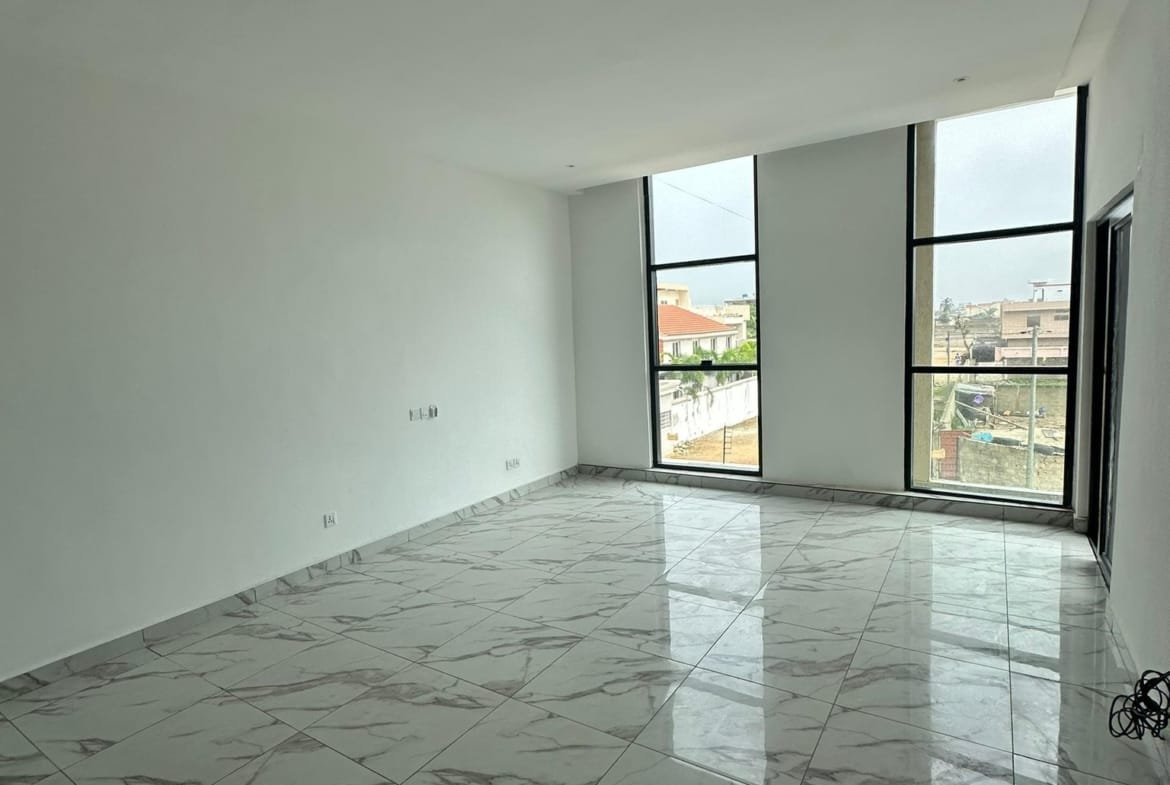 À Fidjrossè Plage – Villa Duplex Moderne à Louer - BENIN-IMMO