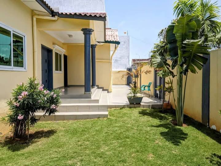 Villa plain-pied meublée avec jardin à louer à Fidjrossè Plage