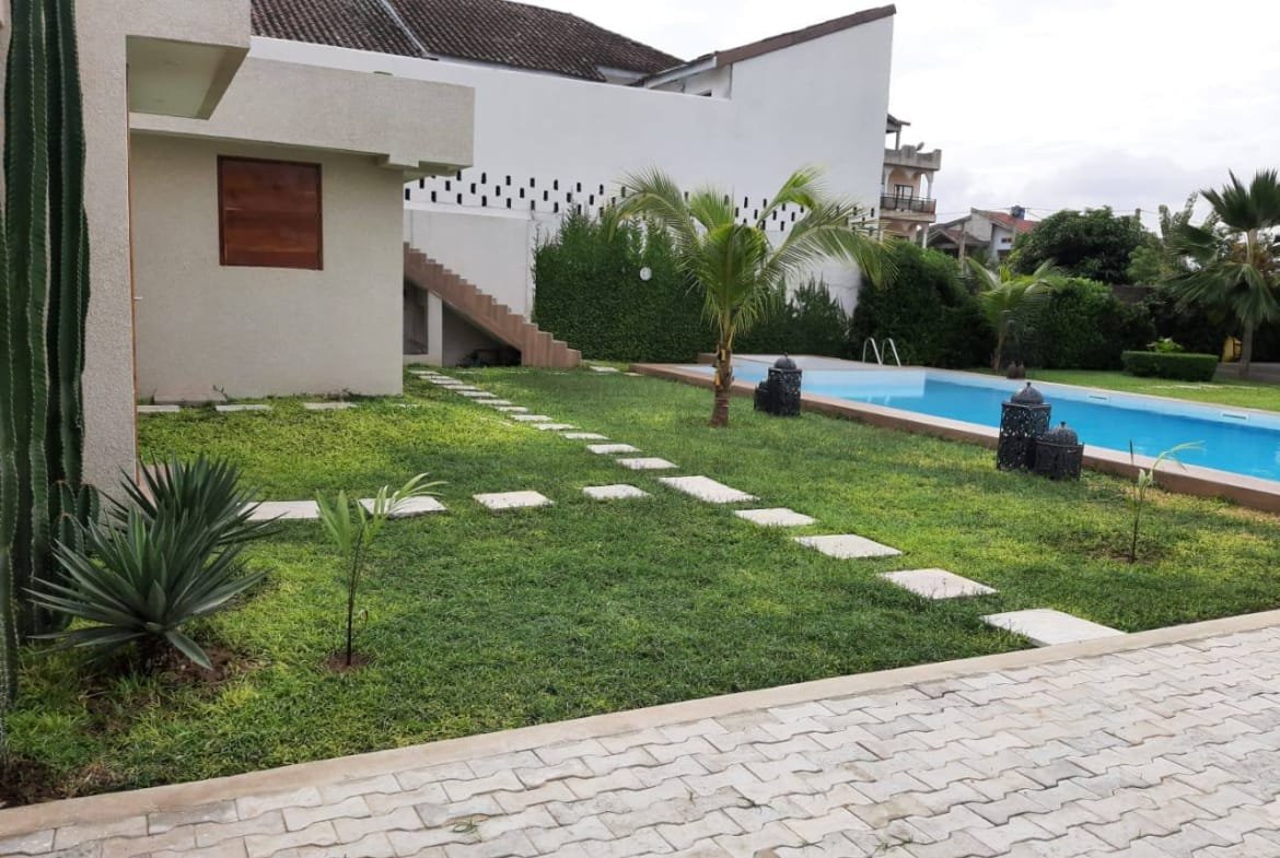 Villa meublée avec jardin et piscine à louer à Fidjrossè plage - BENIN-IMMO