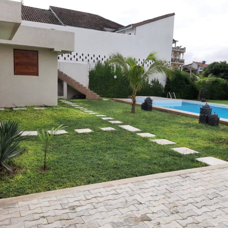 Villa meublée avec jardin et piscine à louer à Fidjrossè plage - BENIN-IMMO
