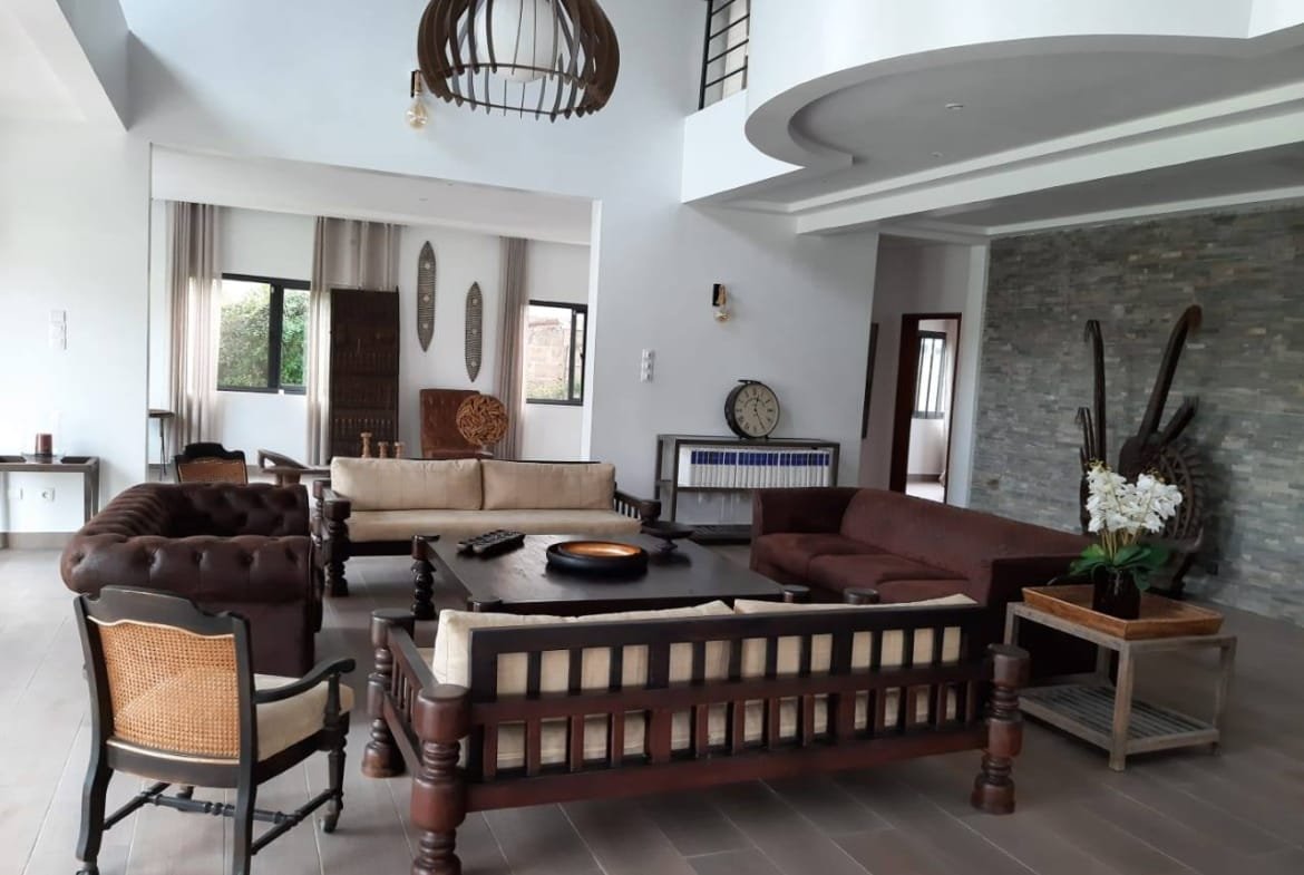 Villa meublée avec jardin et piscine à louer à Fidjrossè plage - BENIN-IMMO