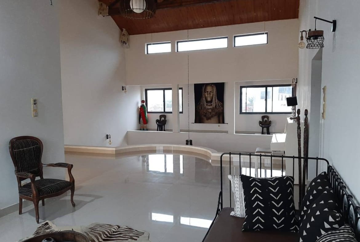 Villa meublée avec jardin et piscine à louer à Fidjrossè plage - BENIN-IMMO