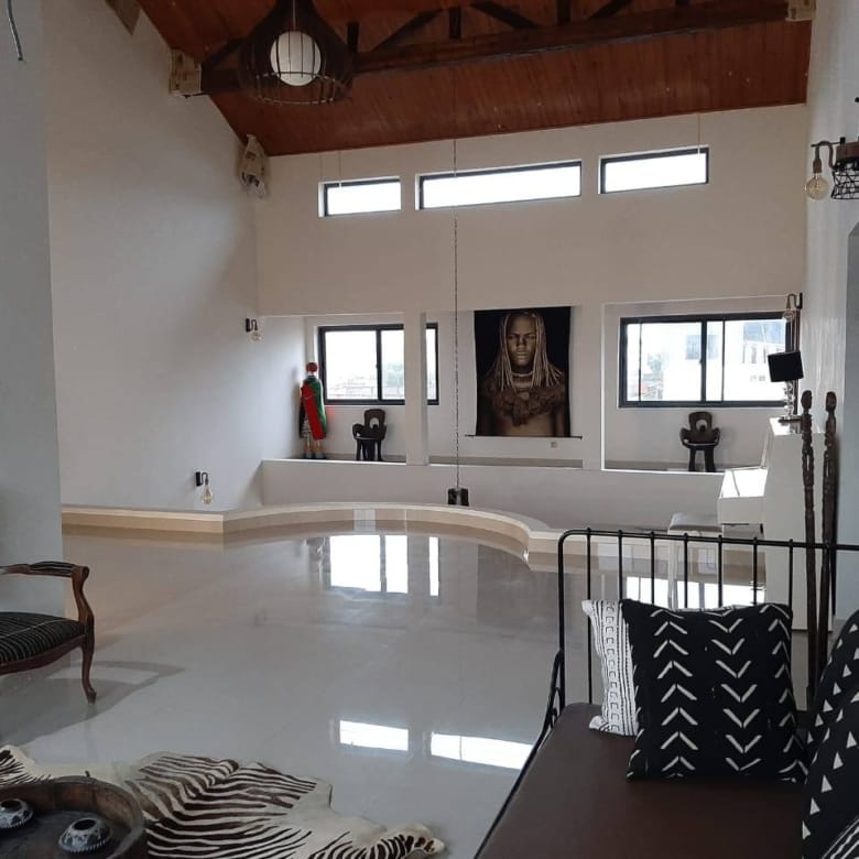 Villa meublée avec jardin et piscine à louer à Fidjrossè plage - BENIN-IMMO