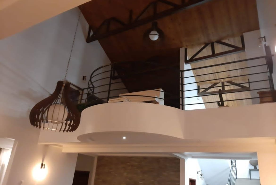 Villa meublée avec jardin et piscine à louer à Fidjrossè plage - BENIN-IMMO
