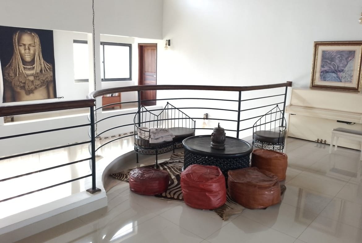 Villa meublée avec jardin et piscine à louer à Fidjrossè plage - BENIN-IMMO