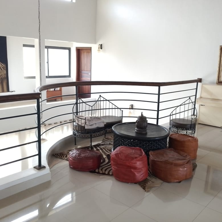 Villa meublée avec jardin et piscine à louer à Fidjrossè plage - BENIN-IMMO