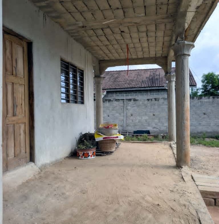 Maison inachevée à vendre à Pahou Ahozon - BENIN-IMMO