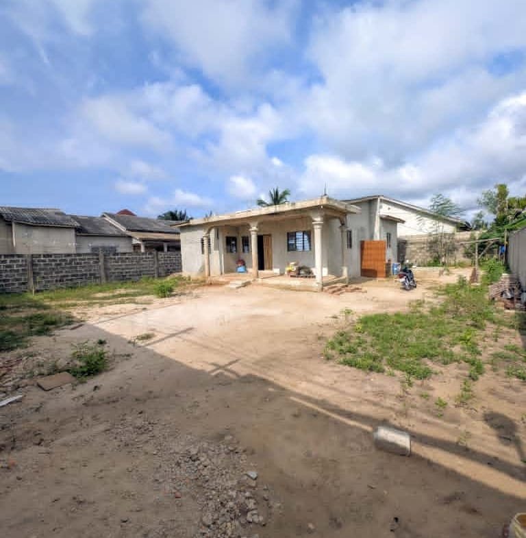 Maison inachevée à vendre à Pahou Ahozon - BENIN-IMMO