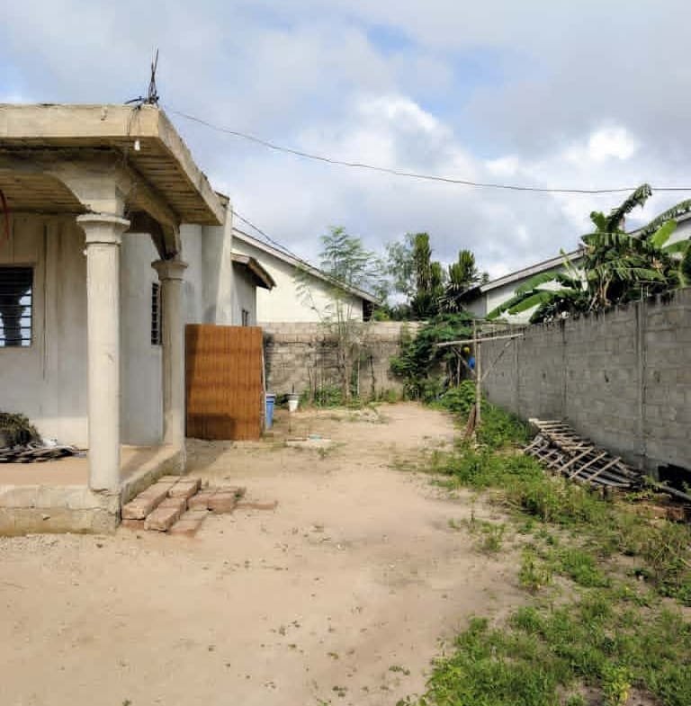 Maison inachevée à vendre à Pahou Ahozon - BENIN-IMMO