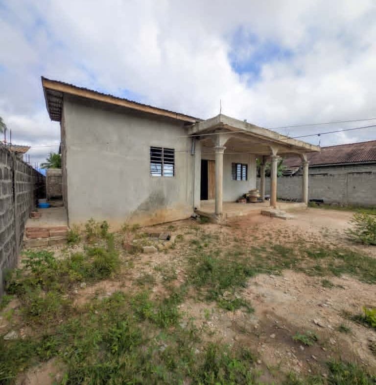 Maison inachevée à vendre à Pahou Ahozon - BENIN-IMMO