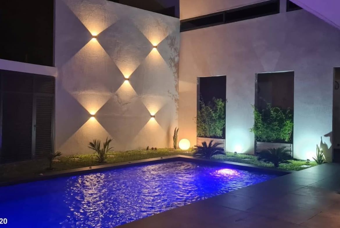 Villa meublée avec piscine à louer à Fidjrossè Plage Cotonou - BENIN-IMMO