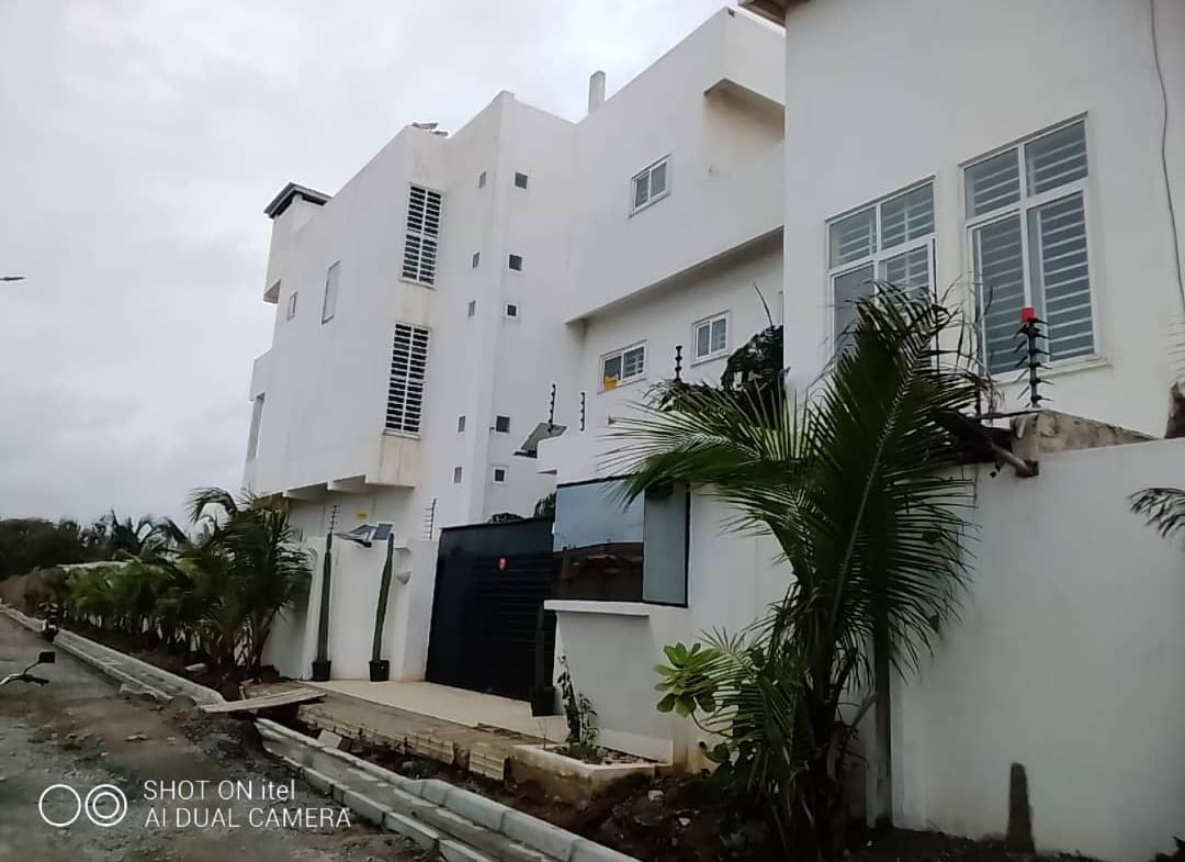 Villa meublée 6 chambres à Fidjrossè Plage - BENIN-IMMO