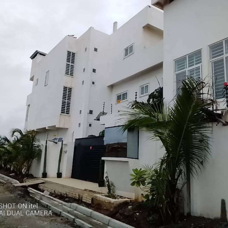 Villa meublée 6 chambres à Fidjrossè Plage - BENIN-IMMO