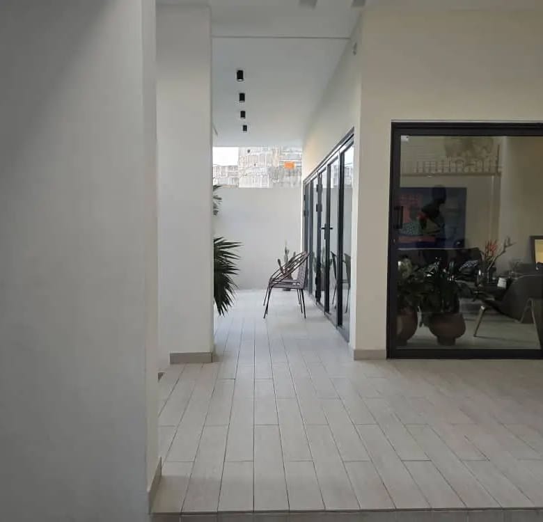 Villa triplex moderne à vendre à Fidjrossè Plage Cotonou - BENIN-IMMO