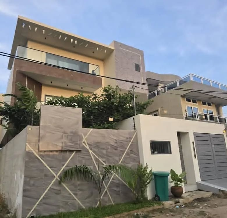Villa triplex moderne à vendre à Fidjrossè Plage Cotonou - BENIN-IMMO