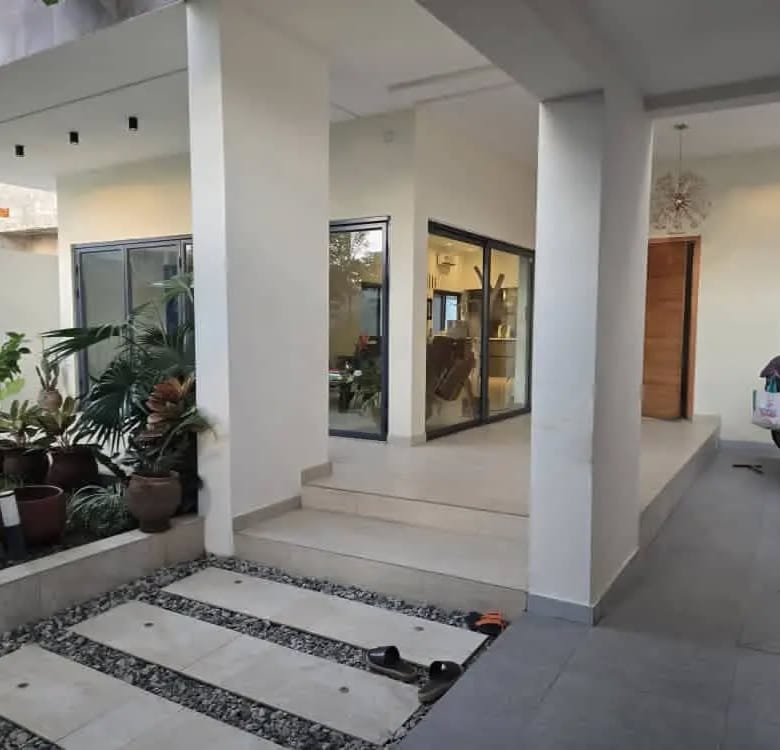 Villa triplex moderne à vendre à Fidjrossè Plage Cotonou - BENIN-IMMO