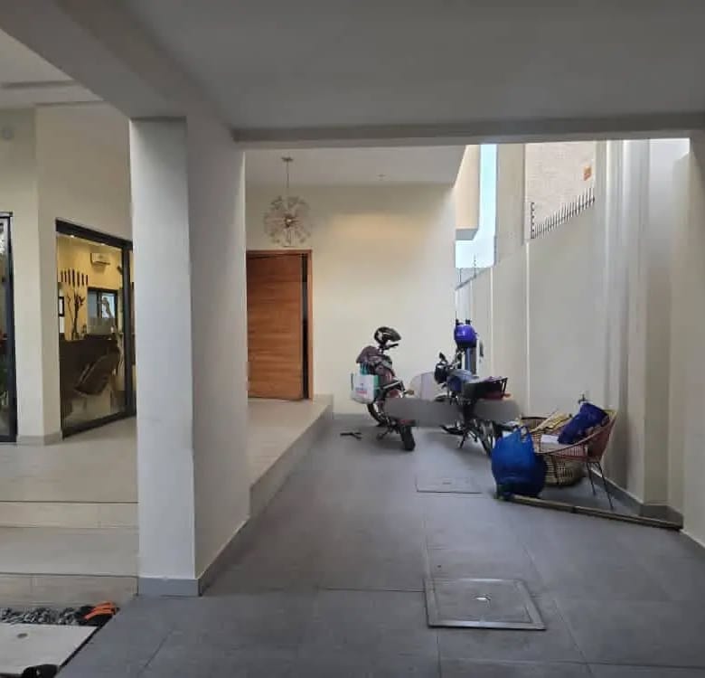 Villa triplex moderne à vendre à Fidjrossè Plage Cotonou - BENIN-IMMO