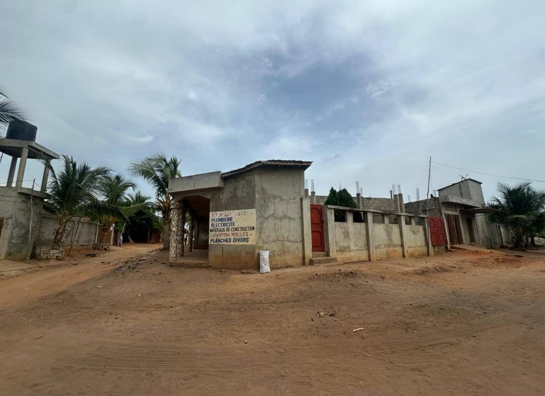 Maison inachevée à vendre à Calavi Womey