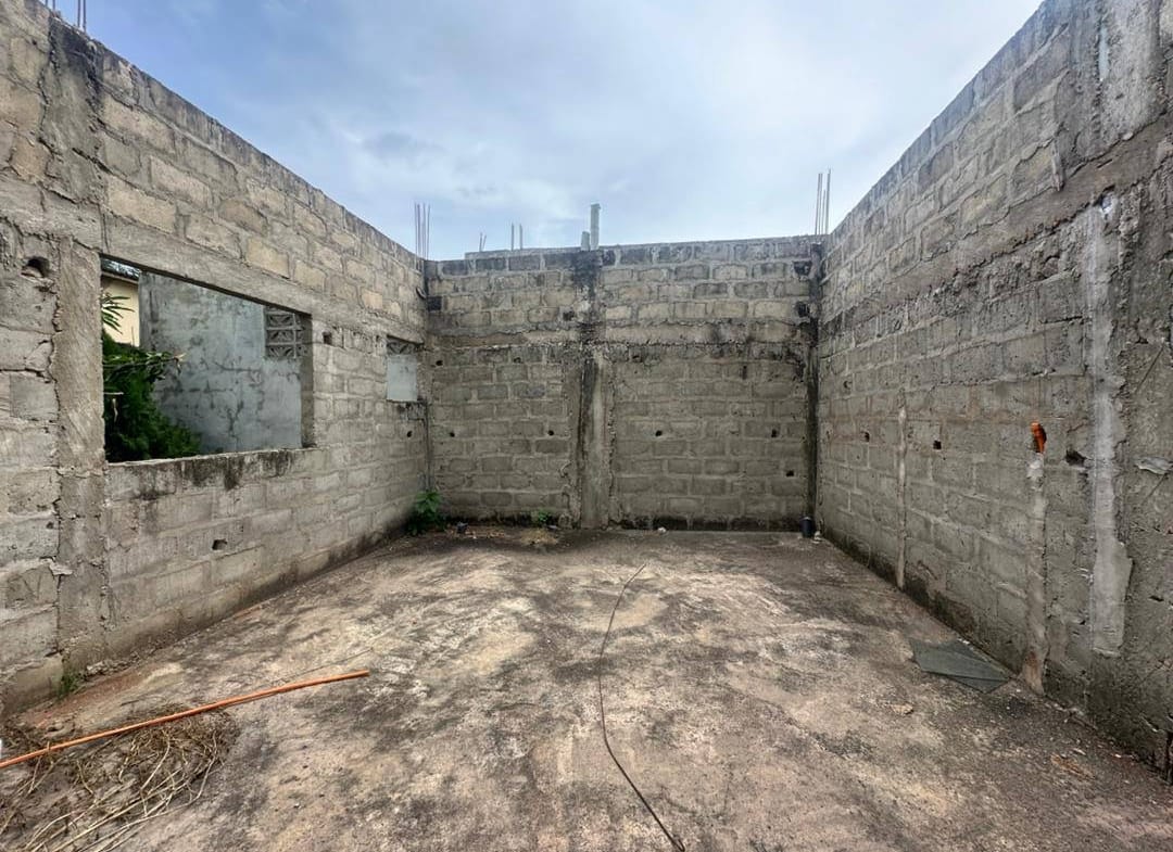 Maison inachevée à vendre à Calavi Womey - BENIN-IMMO