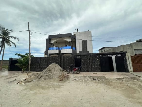Villa R+1 à louer à Akpakpa PK10 près de la plage