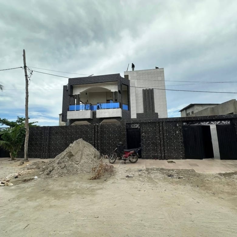 Villa R+1 à louer à Akpakpa PK10 près de la plage